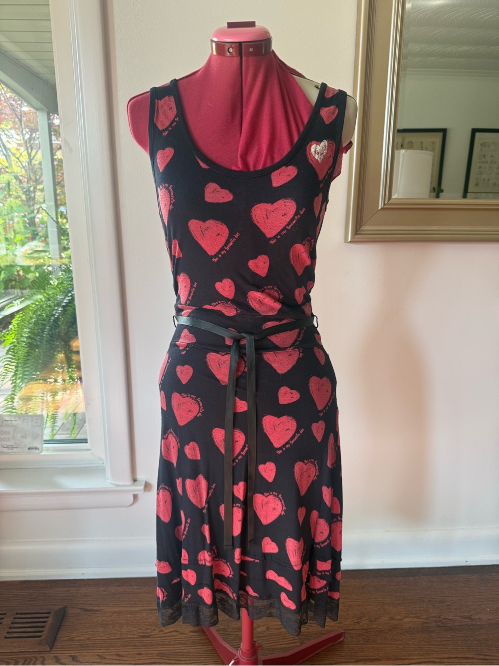 RED HEART PRINT SLEEVELESS DRESS